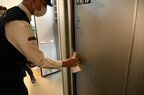 乗務員が巡回中にトイレのドアノブを消毒