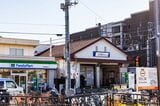 三角屋根の小さな駅舎の下板橋駅。多少周辺に変化はあるが、昔から駅舎は同じ（撮影：鼠入昌史）