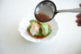 だしをかけたアボカド
