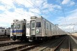 橋本寄りの先頭車。6028編成の2両も無塗装（記者撮影）