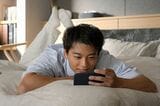 ベッドでスマホ