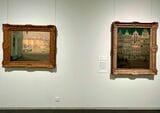 アンリ・ル・シダネル《サン＝トロペ、税関》（左、1928年、個人蔵）、同《ブリュッセル、グラン＝プラス》（右、1934年、シンガー・ラーレン美術館蔵）の展示風景（撮影：小川敦生）