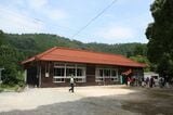 （旧線）かつて小学校の分校だった宇津井町地区の公民館。このあたりに宇津井郷駅が設けられる予定だったと思われる（筆者撮影）