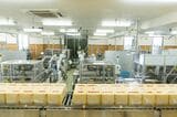 保管箱に入った揖保乃糸がコンベアで運ばれ、私たちが商品棚で手にする6束入りのパッケージに包装される（筆者撮影）