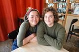 看板娘のアナイスさんと。アナイスさんは生まれも育ちもポーだ（筆者撮影）