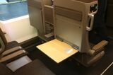 1等車座席背面のテーブル（撮影：橋爪智之）