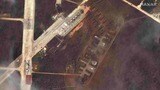 南部クリミア半島にあるロシア空軍のサキ基地で発生した「爆破事件」後の衛星写真。ロシア軍は弾薬の爆発事故と発表、ウクライナ側は関与を正式に認めていないが基地内部のウクライナ人による攻撃だった（写真・AFP=時事＜AFP PHOTO / Satellite image ©2022 Maxar Technologies＞）