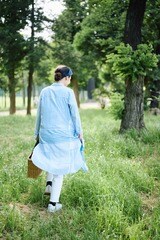 洋服は捨てずにリメイクして自分好みに。生地を足してロング丈に（写真：林ひろし）