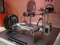 悪路でもハンドルが取られない日産の新技術 車が人を乗り越える？