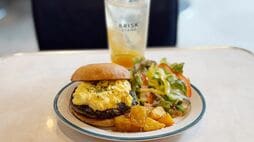 ｢食べログ百名店に選出｣｢グルメバーガー大会で日本一に｣…ブリスクスタンド｢1580円モーニング｣が文句なしだった朝
