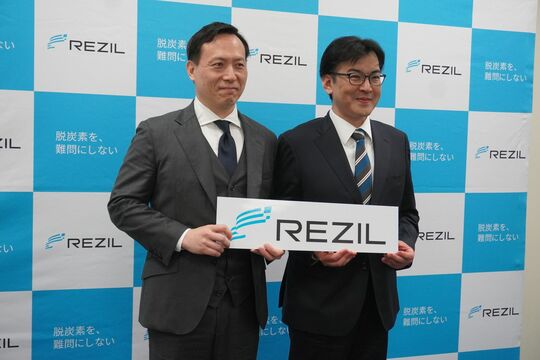 上場後の記者会見に登壇した丹治社長