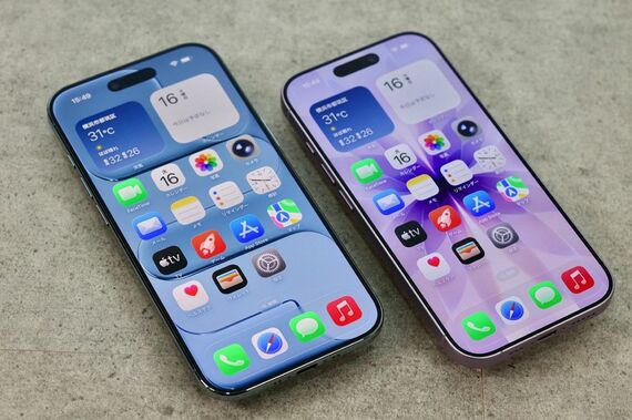 iPhone Air（左）、iPhone 17（右）