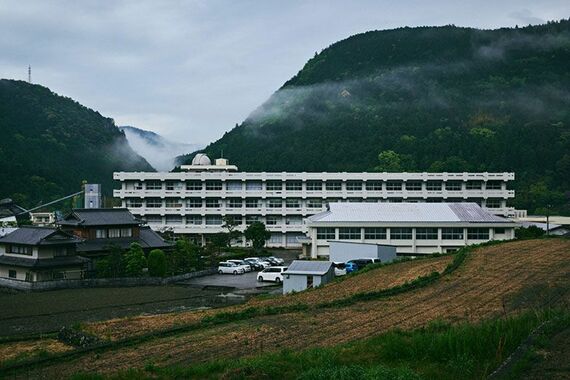 旧神山中学校の校舎をリノベーションした寮「HOME」