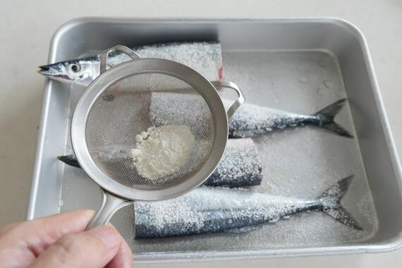 小麦粉を振る