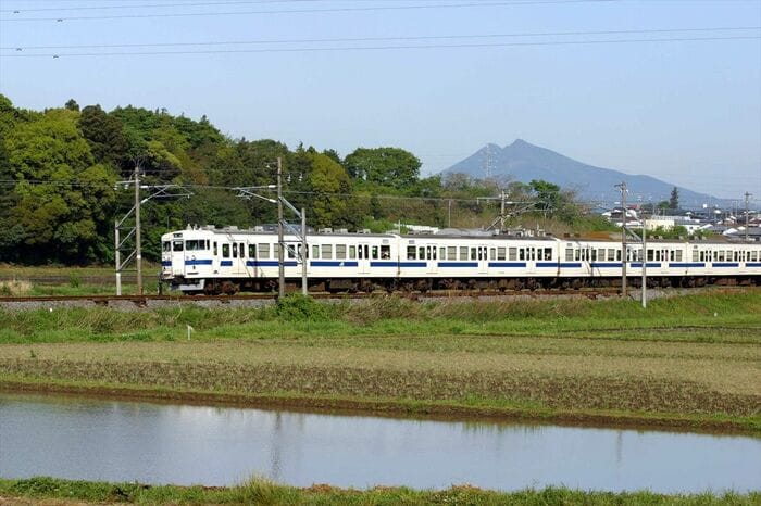 筑波山をバックに快走する415系