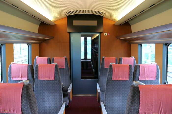 車端の壁は木目調だ