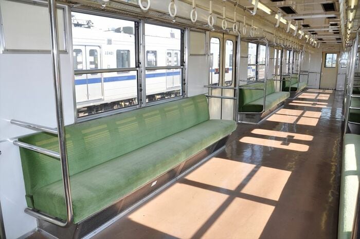 8000系のロングシートは柔らかめで