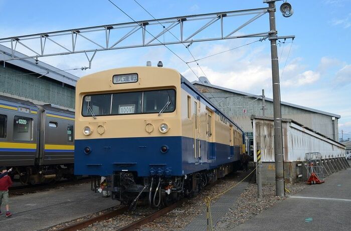郵便荷物車のクモユニ143