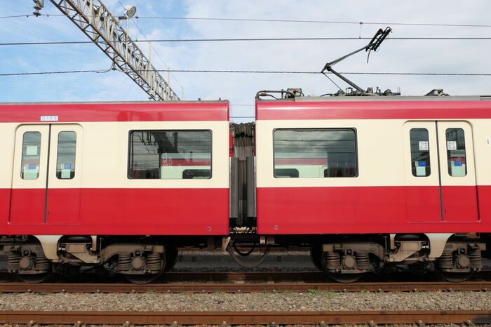 2・3両目は優先席でないクロスシートが隣り合う