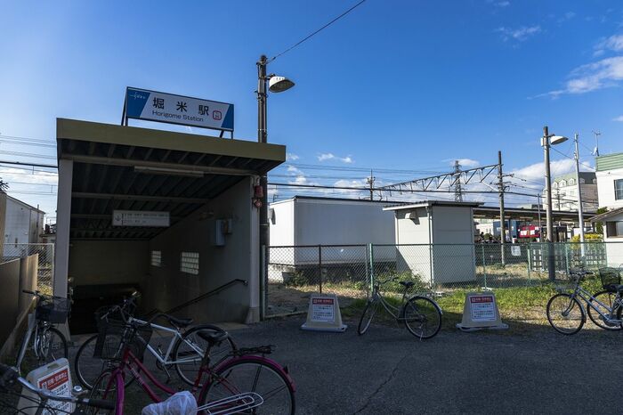 地下通路を通ってホームに向かう堀米駅前