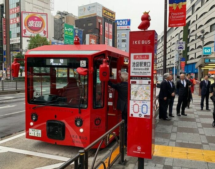 路線運行開始当日、バス停とイケバス