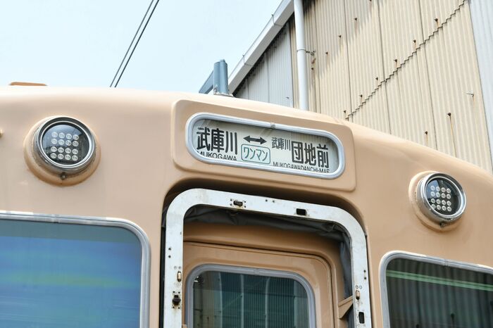 ヘッドライトは近年LEDに交換された