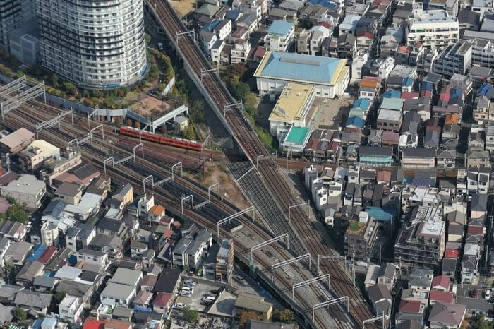 曳舟駅を出発した東武亀戸線の電車