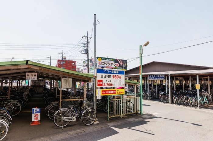新田駅前にはいくつもの駐輪場。無数の自転車が