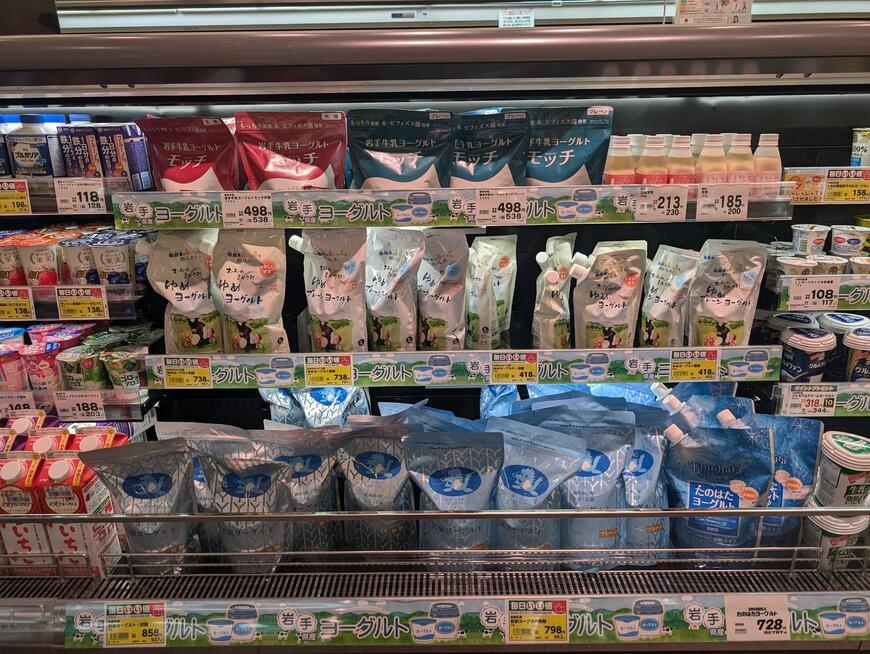 県内のスーパーに並ぶアルミパウチ入りのヨーグルト