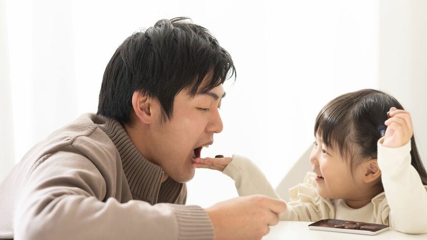 どうしたらおいしくて安全性の高いチョコレートを選ぶことができるのでしょうか？ 意外に知られていない「チョコの4分類」も詳しく解説します（写真：マハロ／PIXTA）
