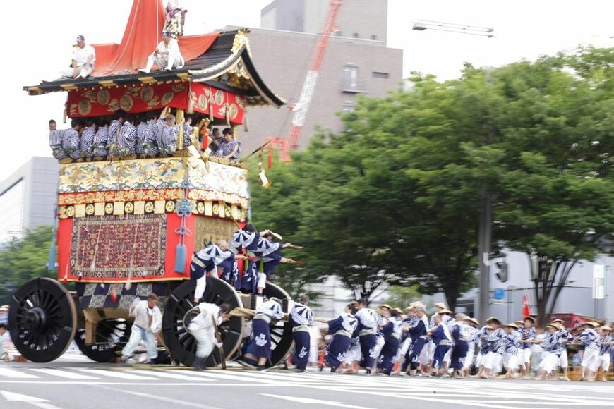 山鉾巡行は、神様をお迎えするための壮大な「前夜祭」だった（写真：double-s／PIXTA）