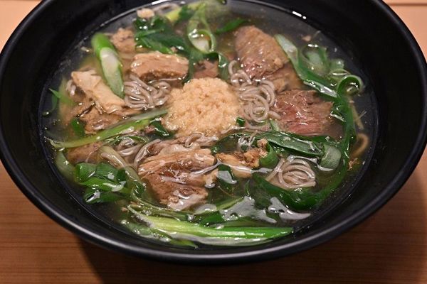 オリジナルの生そばを使ったそばメニューを提供。写真は「九条葱と牛肉のあんかけそば」（税込1050円）。やわらかい牛肉にあんかけのやさしい味わい（撮影：風間仁一郎）