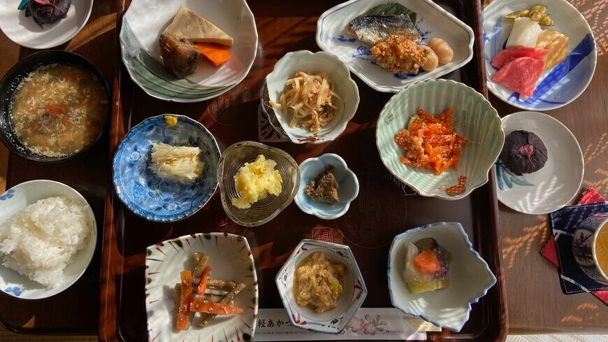 大館能代空港から津軽の弘前まではレンタカーで1時間強。「津軽あかつきの会」のランチ1500円（木曜から日曜まで）は、遠路から訪れる価値がある（筆者撮影）