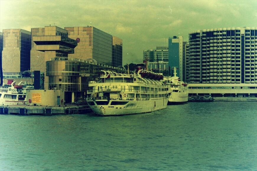 広東省内の道路網が未整備だった1990年代には広州などへの夜行フェリーがあった＝1992年（筆者撮影）