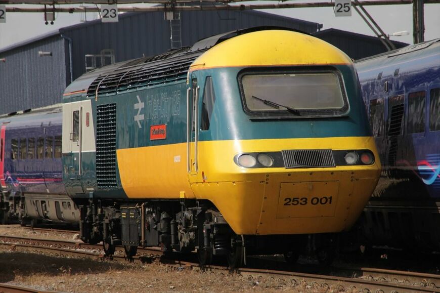 イギリスの鉄道を代表する車両の1つ「インターシティ125（HST）」。原型塗装の姿（筆者撮影）
