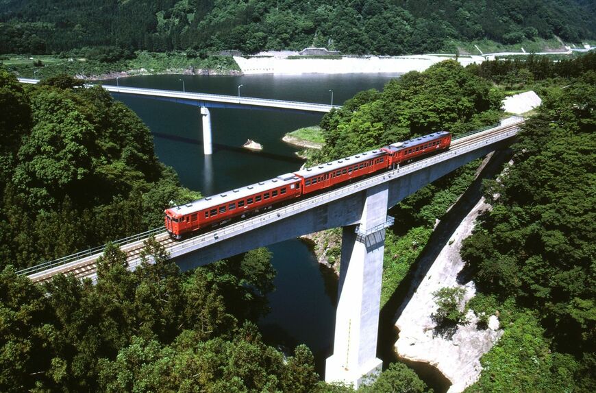 ダム建設で1980年に新線に切り替わった後の桑原付近。真新しい橋を気動車が行く（撮影：南正時）