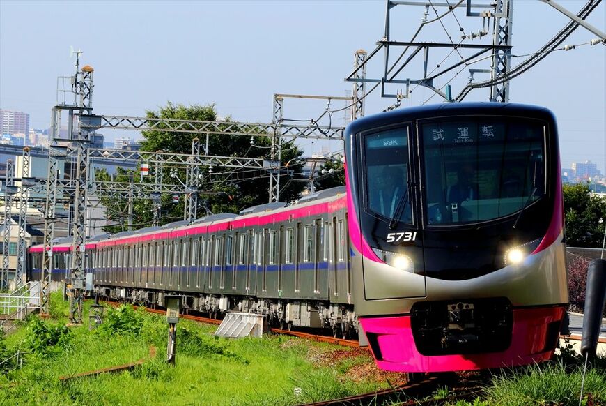 動物園線で試運転する5000系＝2017年8月（撮影：南正時）