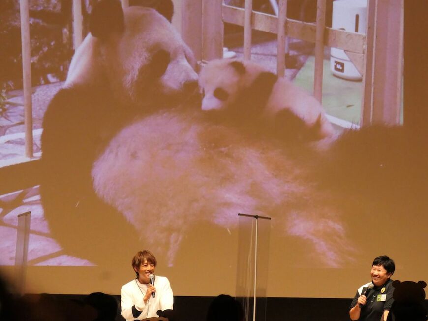 永明の誕生日に先立ち、東京都内で和歌山県観光連盟と雑誌「男の隠れ家」がアドベンチャーワールドのパンダのイベントを2022年8月28日に開催。タレントの杉浦太陽さん（左）と飼育スタッフの中谷有伽さんがトーク（筆者撮影）