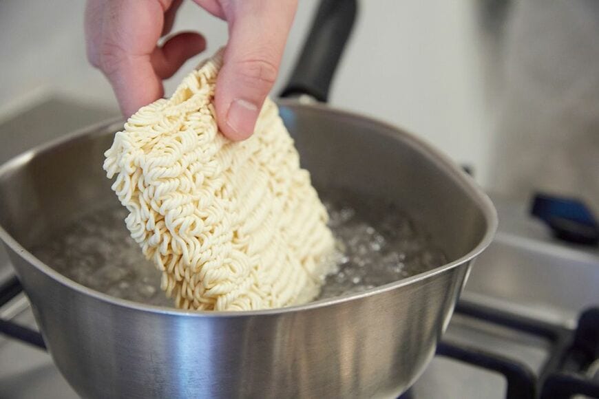 お湯は500mlほどあれば、それ以上多くてもOKです。あとで湯切りするので（写真：吉澤健太）