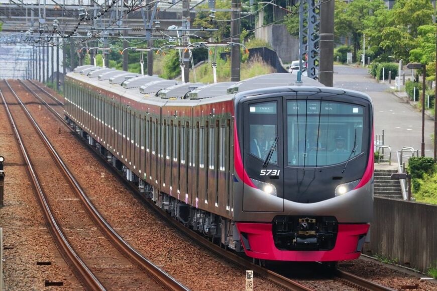 営業運転開始前、相模原線内で試運転する5000系＝2017年7月（撮影：南正時）