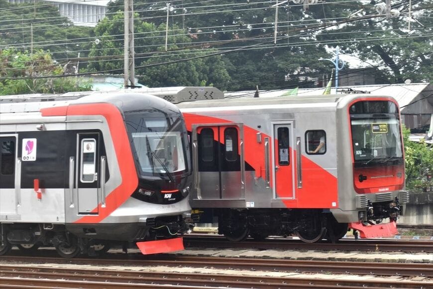 電車100周年イベントで中国製の「CLI-125型」（手前）と並んで展示された国産新型電車「CLI-225型」（筆者撮影）