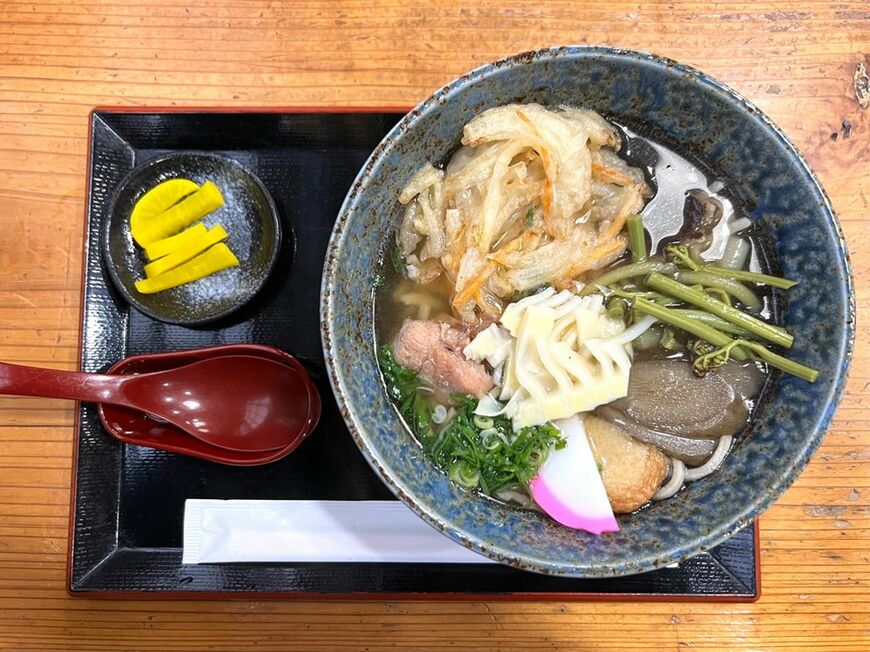 棚田そば980円。取材時の4月末ごろのトッピングは、わらび、タケノコ、ごぼう、しいたけ、天ぷら（魚のすり身揚げ）、かき揚げ、かまぼこ、鶏肉、ネギだった（筆者撮影）