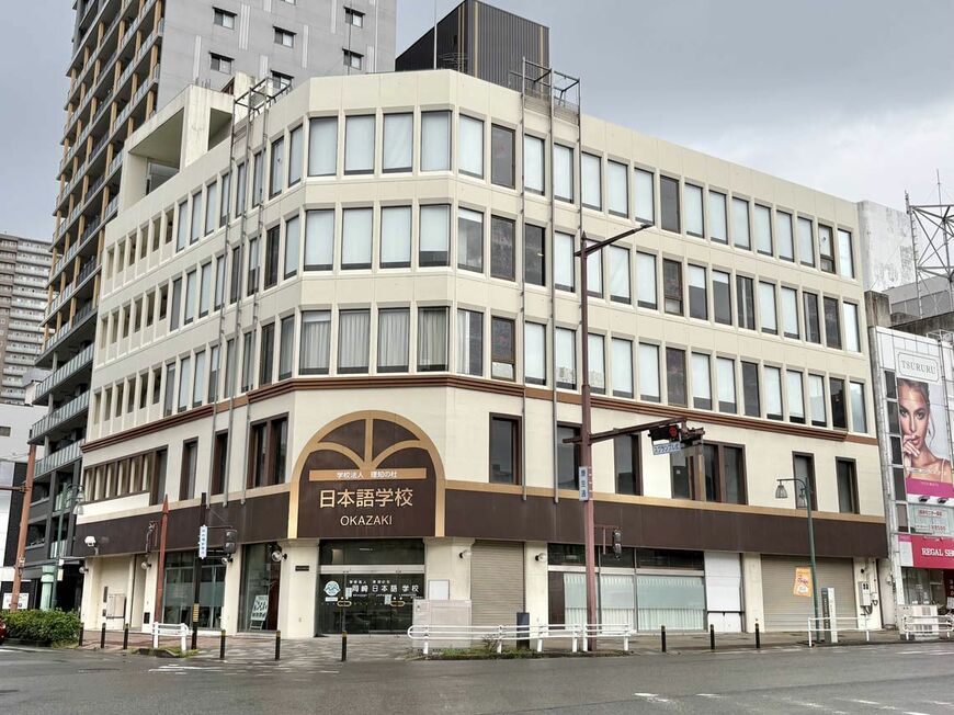 シビコの一棟として開業した新天地ビル。商業施設としての役割を終え、現在は日本語学校が入っている（写真：筆者撮影）