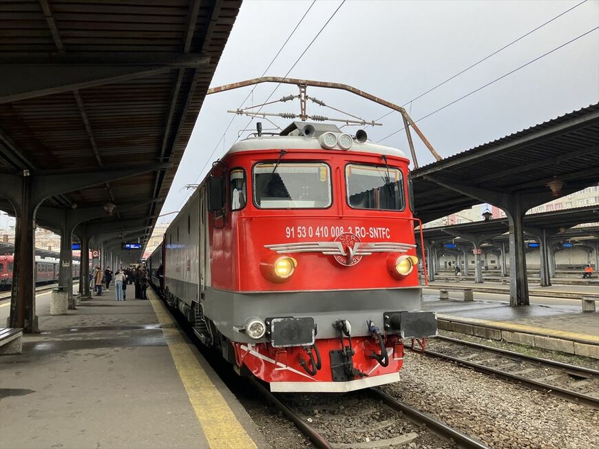 ルーマニア鉄道の41形電気機関車。製造初年は1960年代にさかのぼるが今も主力の機関車だ（筆者撮影）