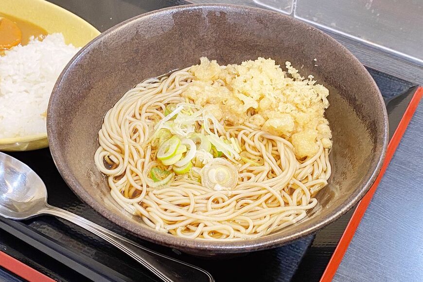 ゆで太郎のかけそば。天かすとゆず粉を無料トッピングしています（写真：筆者撮影）