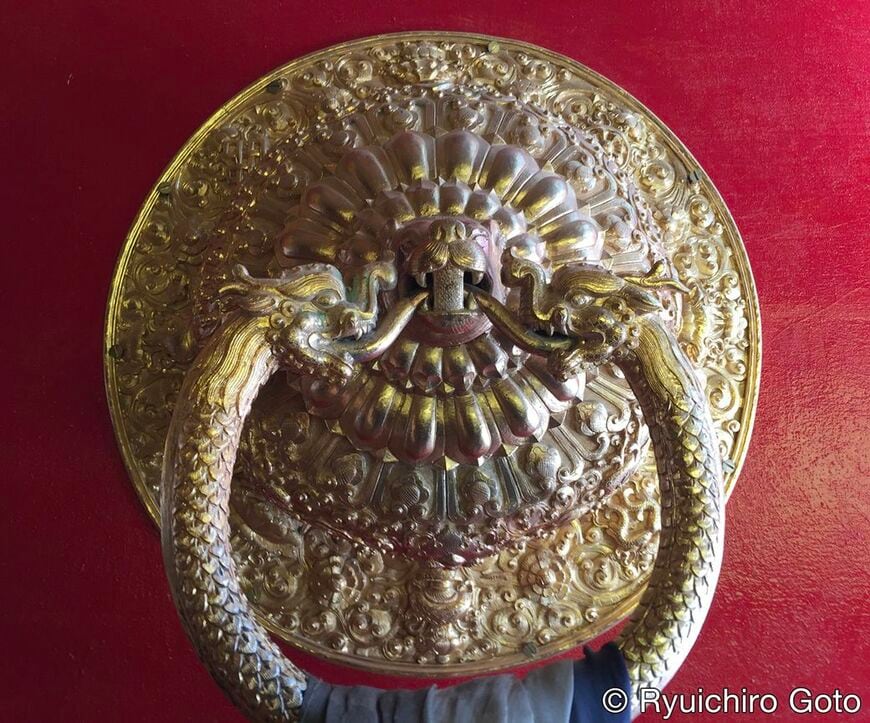 黄金の龍でデザインされた扉の取っ手（写真：筆者撮影）