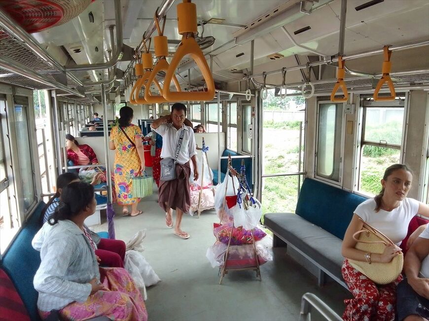 行商人などが乗ってきて賑わってきた車内（筆者撮影）