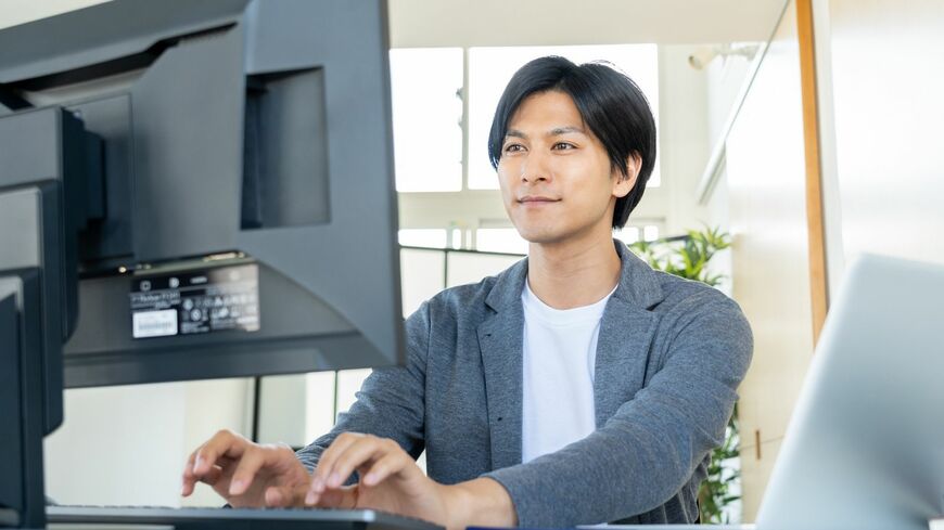 自分に合った副業で活躍することができれば「人生を好転」させることもできます（写真：kou／PIXTA）