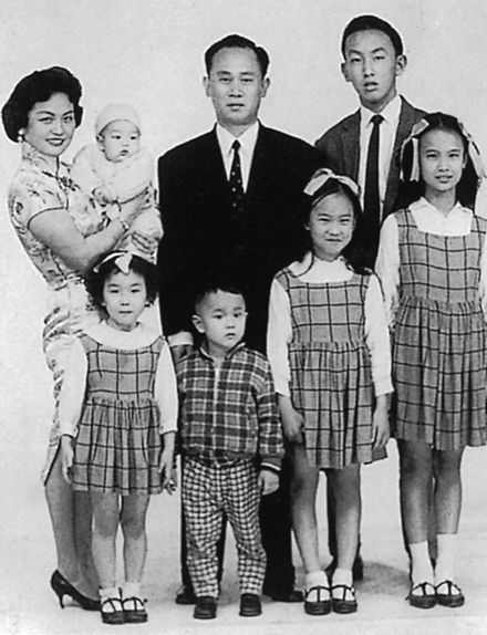 6人きょうだいの4番目として育ったアグネスさん。前列左端（写真：『心に響いた人生50の言葉』）