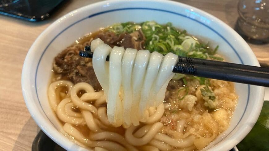 ウエストの牛肉うどん730円。麺はやわらかくてもっちり、表面はつるりとしているのが特徴だ（筆者撮影）